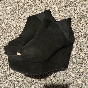 Black wedges